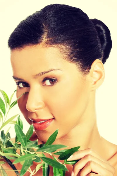 Vrouw met gezondheid huid en olijfboom — Stockfoto