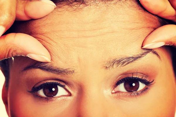 Vrouw haar rimpels op haar voorhoofd controleren — Stockfoto