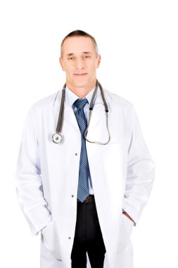 Elleri ceplerinde ile kendine güvenen erkek doktor