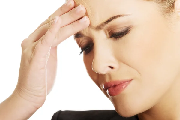 Mujer de negocios que tiene dolor de cabeza enorme —  Fotos de Stock