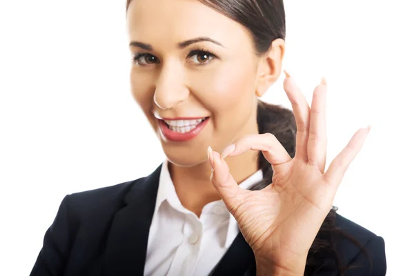 Mujer de negocios mostrando signo de ok, mirando a la cámara — Foto de Stock