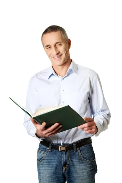 Bonito homem lendo sua agenda — Fotografia de Stock