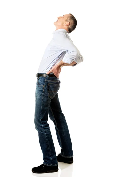 Повнометражний вид збоку зрілий чоловік з болем у спині — стокове фото