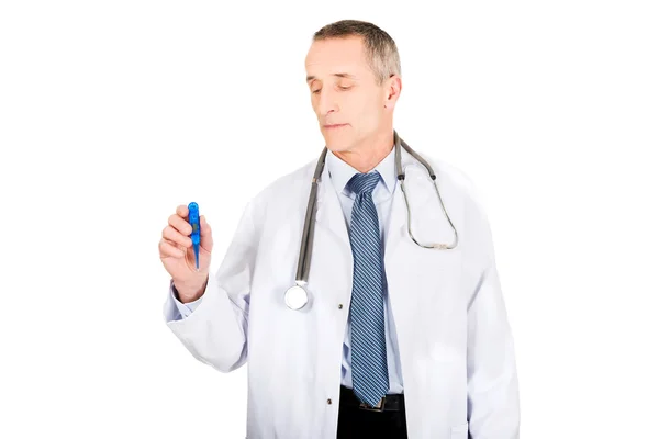 Portrait of male doctor holding a thermometer — Stock Photo, Image