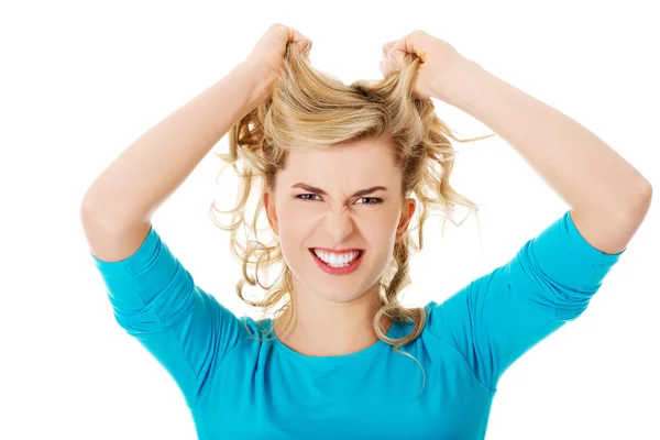 Retrato de mulher zangada puxando o cabelo — Fotografia de Stock