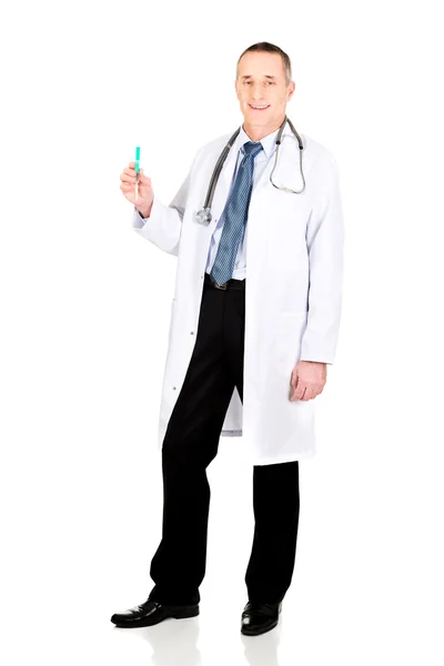 Full längd manliga läkare innehar en spruta — Stockfoto