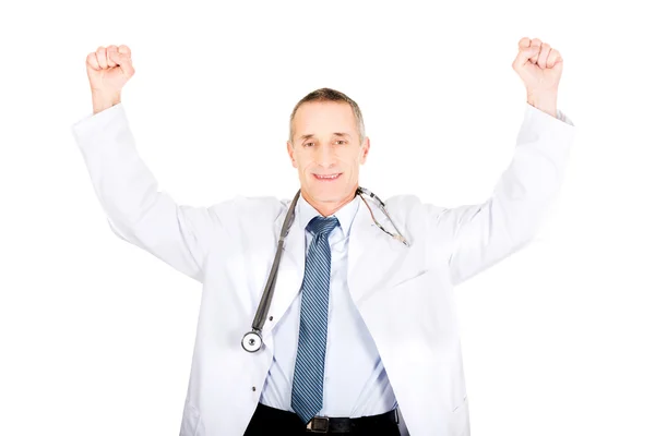 Retrato de alegre médico masculino com braços levantados — Fotografia de Stock