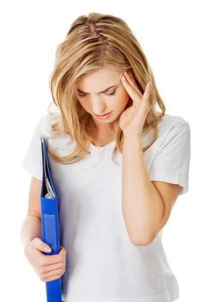 Vrouw met hoofdpijn houden een binder — Stockfoto