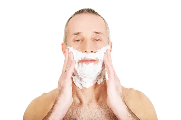 Retrato de um homem aplicando espuma de barbear — Fotografia de Stock