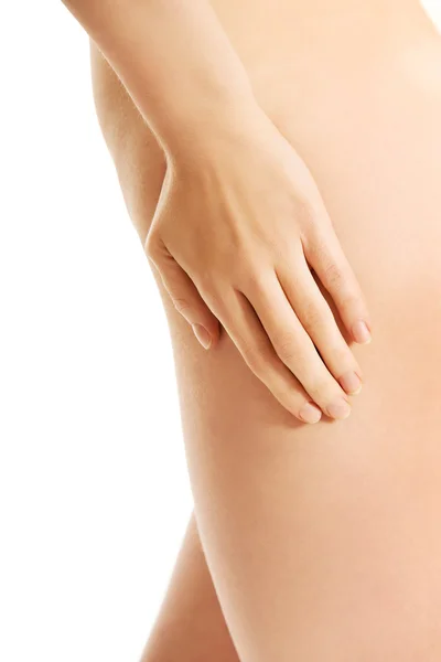 Boční pohled nahá žena dotýká její stehna — Stock fotografie