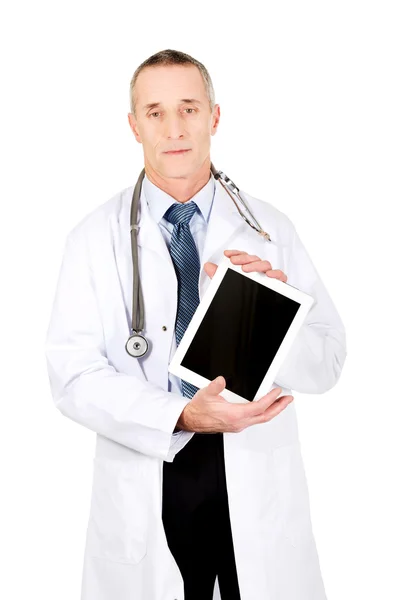 彼のタブレットを示す成熟した男性医師 ストック画像