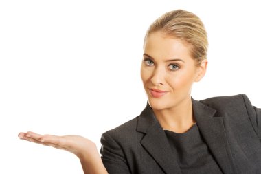 mutlu işkadını sunan kopya alanı