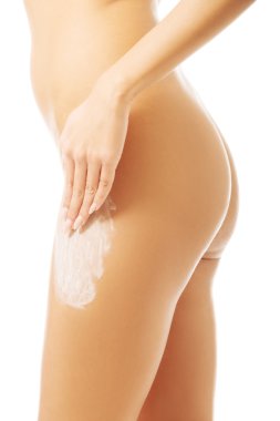 Kadın uygulanan krem uylukta kapatın