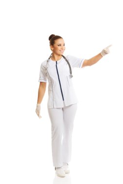 Tam uzunlukta kadın doktor sağa işaret eden