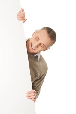 Boş afiş tutarak mutlu olgun adam