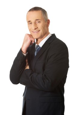 çene altında el ile mutlu olgun işadamı