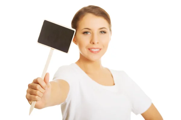 Mujer sosteniendo un pequeño panel —  Fotos de Stock