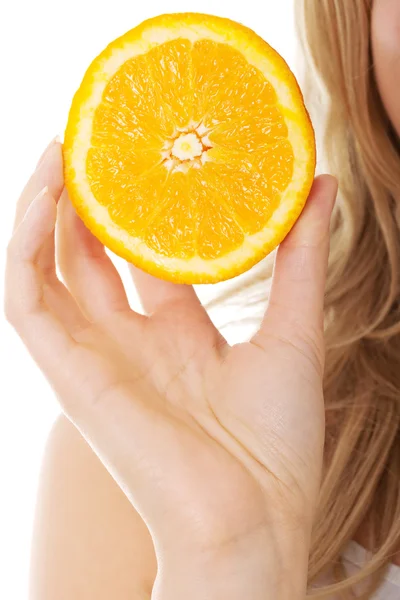Крупним планом на жінку тримає апельсин — стокове фото