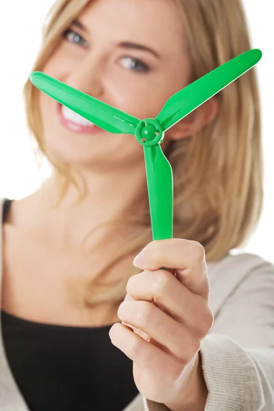 Mujer sonriente sosteniendo una hélice pequeña — Foto de Stock