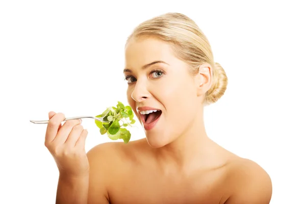 Nackte Frau isst Salat — Stockfoto