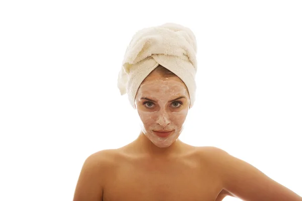 Retrato de una mujer segura de sí misma con crema facial — Foto de Stock