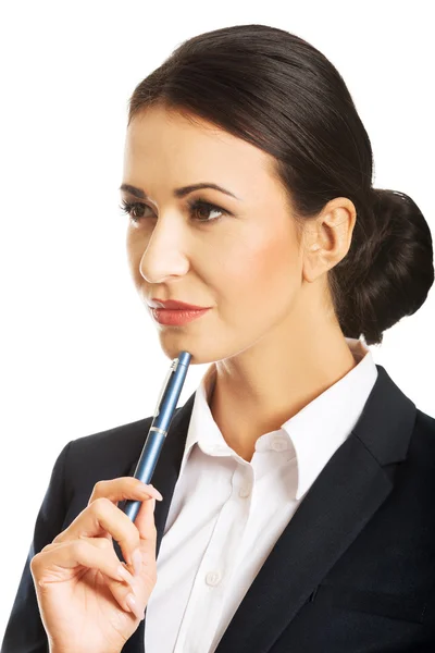 Retrato de una mujer de negocios reflexiva sosteniendo una pluma —  Fotos de Stock