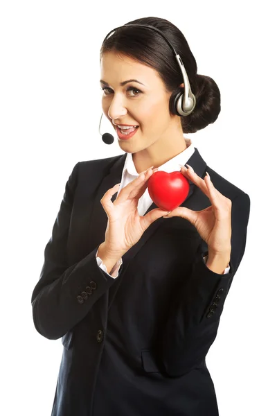 Jovem call center mulher segurando modelo de coração — Fotografia de Stock