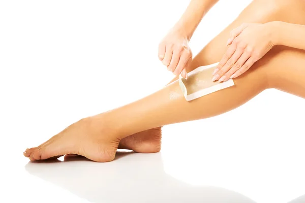 彼女の脚を剃る女性のクローズ アップ — ストック写真