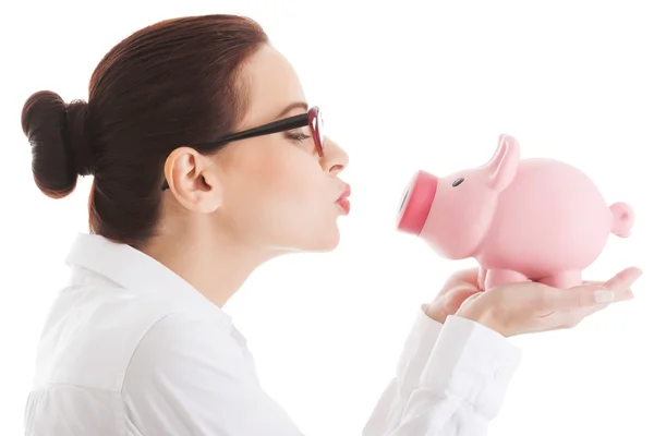 Mujer dando un beso a su piggybank —  Fotos de Stock