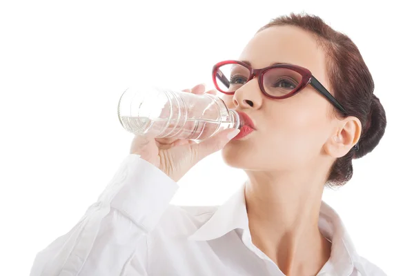 Retrato de una mujer bebiendo agua — Foto de Stock