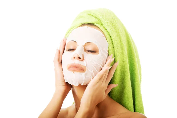 Retrato de una mujer con máscara facial — Foto de Stock