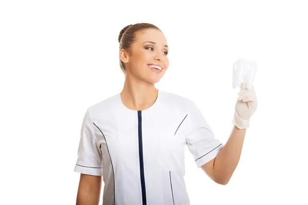 Portrait of female dentist holding a tooth model — Stock Photo, Image
