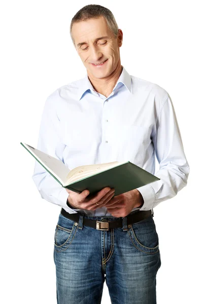 Bonito homem lendo sua agenda — Fotografia de Stock