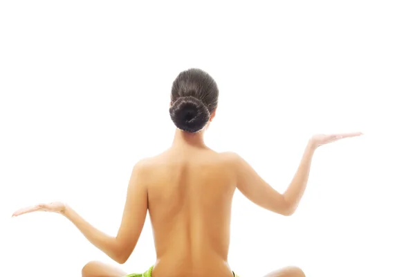Voltar vista mulher sentado excercising ioga — Fotografia de Stock