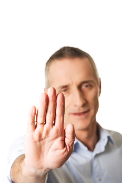 Olgun adam eliyle dur işareti yapma portresi — Stok fotoğraf