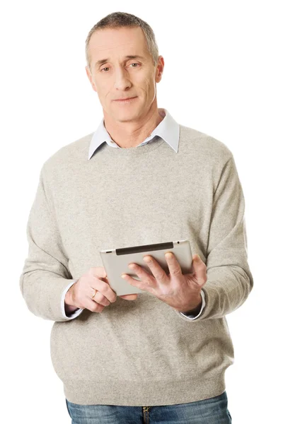 Gelukkig volwassen man met behulp van digitale Tablet PC — Stockfoto