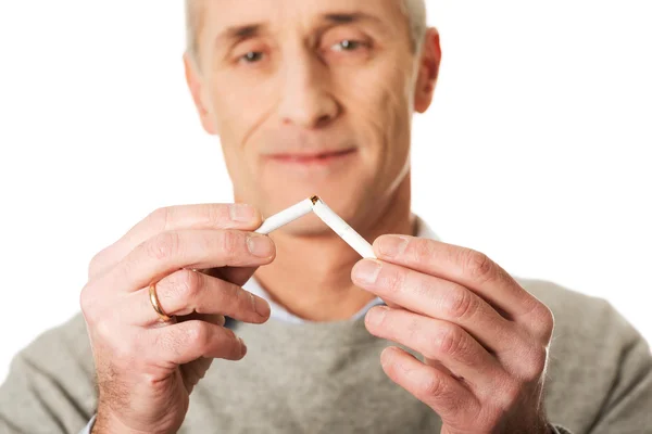Портрет зрілого чоловіка, що ламає цигарку — стокове фото