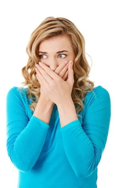 Retrato de una mujer cubriéndose la boca — Foto de Stock