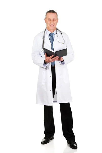 Full length maturo medico di sesso maschile in possesso di notebook — Foto Stock