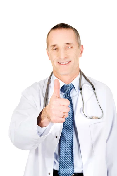 Portret van vertrouwen mannelijke arts met een duim omhoog — Stockfoto