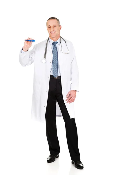 Повна довжина лікаря-чоловіка, який тримає термометр — стокове фото