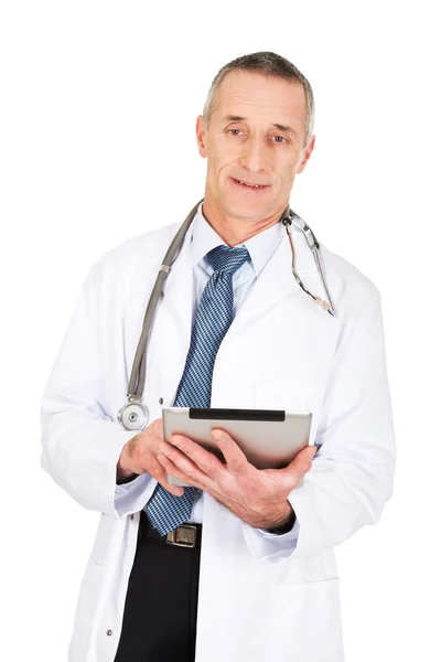 Зрелый врач-мужчина с помощью таблетки — стоковое фото