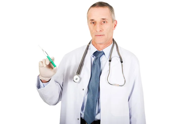 Retrato do médico do sexo masculino segurando uma seringa — Fotografia de Stock