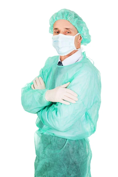 Po stronie widoku mężczyzna lekarza z założonymi rękami — Zdjęcie stockowe