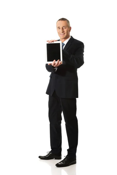 Uomo d'affari a figura intera con tablet digitale — Foto Stock
