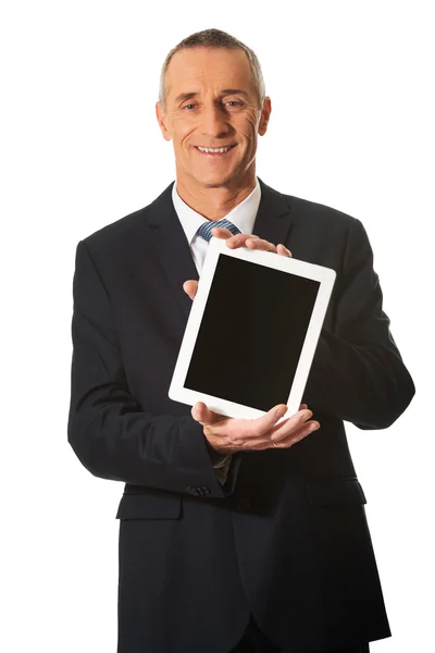 Feliz hombre de negocios maduro sosteniendo tableta digital — Foto de Stock