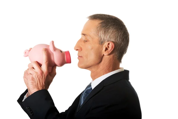 Hombre de negocios vista lateral con Piggybank — Foto de Stock