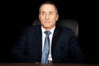 Masa başında oturan ciddi iş adamı