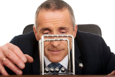 İşadamı Office newton toplarla oynuyor