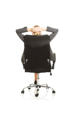 iş kadını koltukta dinleniyor